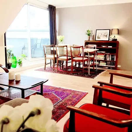 2br With Balconies And Art In Historical Area ברגן